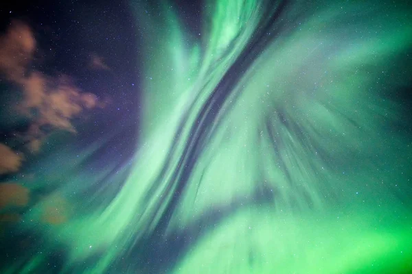 Barevné polární záře, polární záře na noční obloze — Stock fotografie