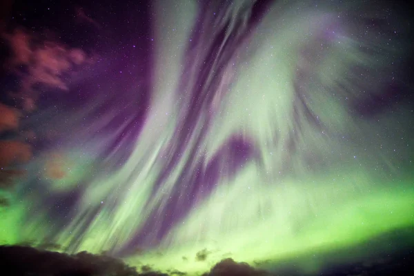 Polarlichter-Explosion mit Sternen in der Nacht — Stockfoto