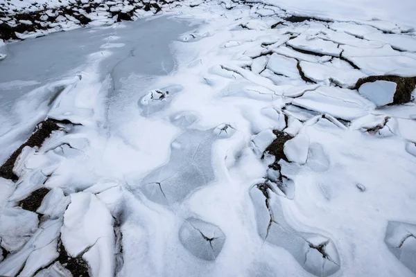 Земля на леднике взрывается и разрушается. — стоковое фото