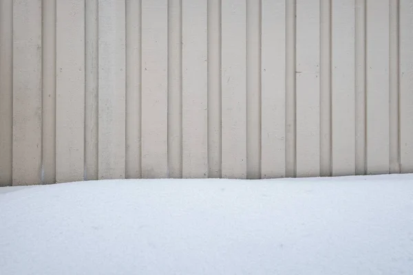 Mur rayé en bois recouvert de neige — Photo