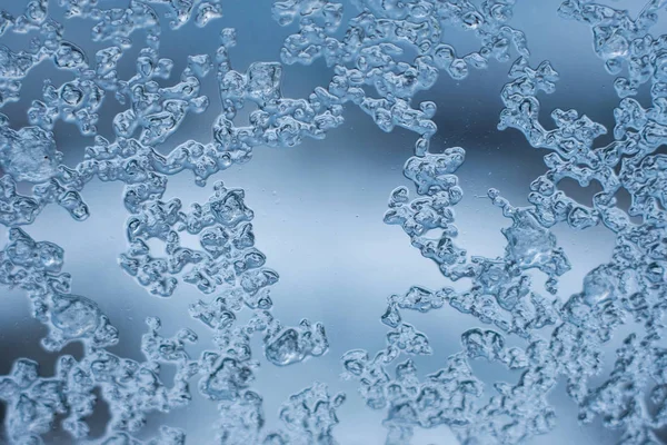 Nahaufnahme Schneeflocke am Fenster im Winter — Stockfoto