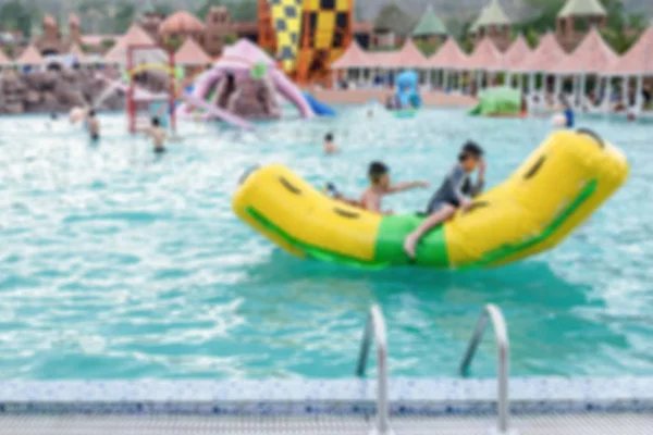 Дитина плаває гравець жовта гумова петля — стокове фото