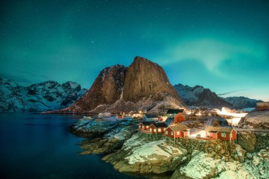 Aurora borealis dağ Hamnoy, balıkçı köyü ile üzerinde