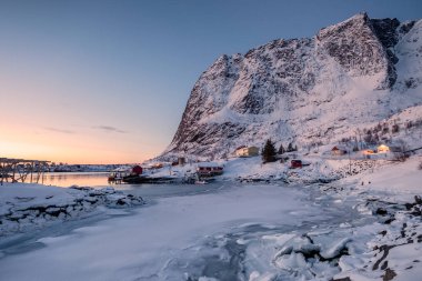 Lofoten archopelago vall İskandinav köyde ile Sunrise