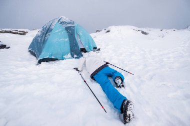 Aşağı düşen turist ve çadır Dağı üzerinde ulaşan el