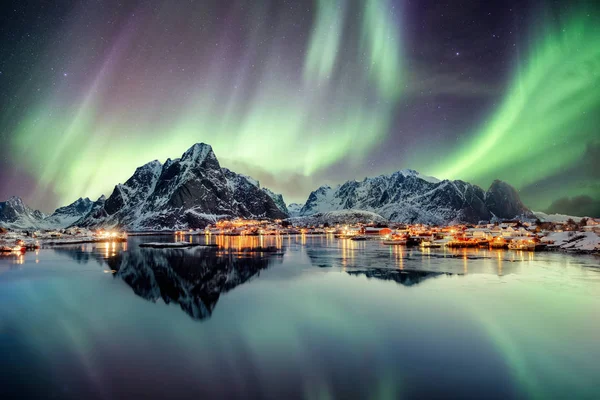 Aurora boreal bailando en la montaña en el pueblo de pescadores —  Fotos de Stock