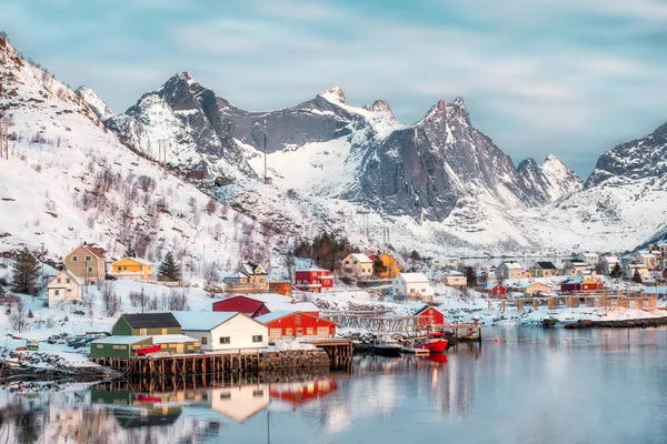 Colorido pueblo escandinavo con montaña de nieve en la costa —  Fotos de Stock