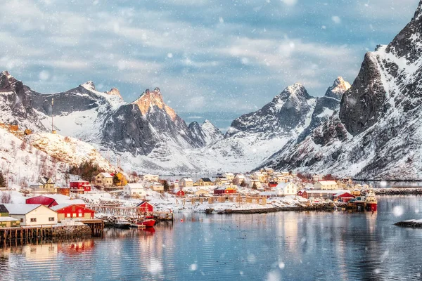 Hermoso pueblo de pescadores en el valle de nieve en invierno — Foto de Stock