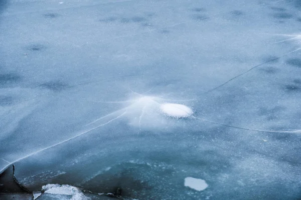 Craccia di ghiaccio fenomeno naturale sulla costa artica — Foto Stock