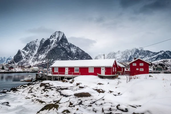 Χιονοπτώσεις στο κόκκινο σπίτι με λιμάνι στην κοιλάδα Αρκτικός Ωκεανός — Φωτογραφία Αρχείου