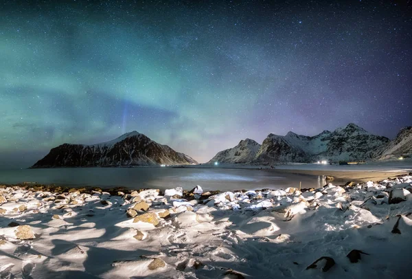 Panorama de Aurora boreal con estrellas sobre cordillera con —  Fotos de Stock