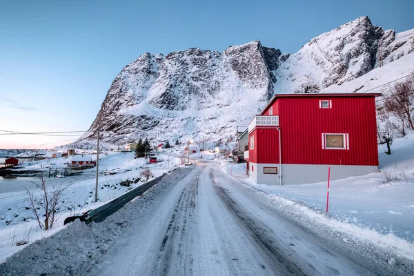Pueblo rojo noruego al lado de la autopista — Foto de Stock