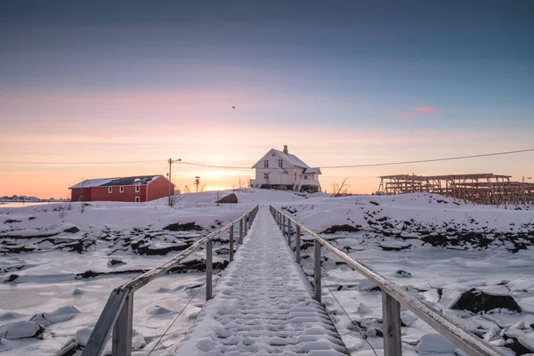 Casa branca com ponte de madeira e costa congelada — Fotografia de Stock