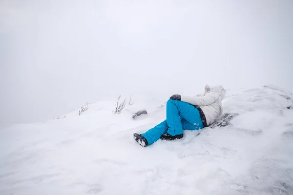 リラックスと雪のコートを着て男性登山家 — ストック写真