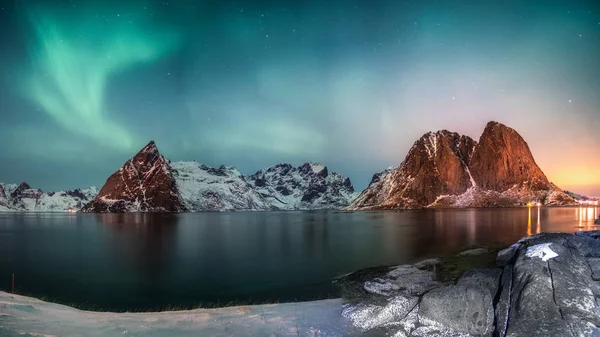 Hamnoy Balık tutma VILL dağda üzerinde Kuzey ışıkları Panoraması — Stok fotoğraf