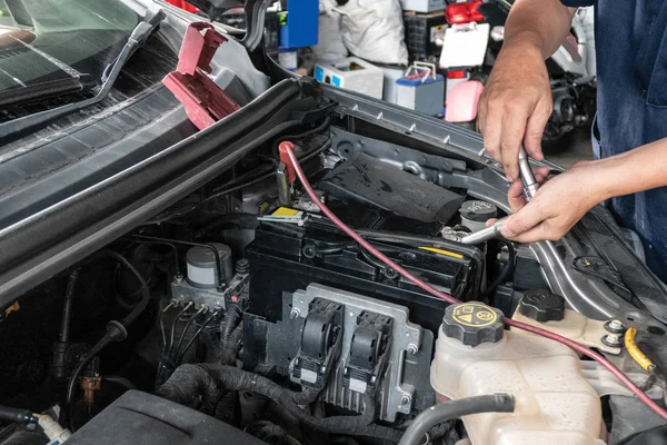 Auto mechanik naprawy w samochodzie — Zdjęcie stockowe