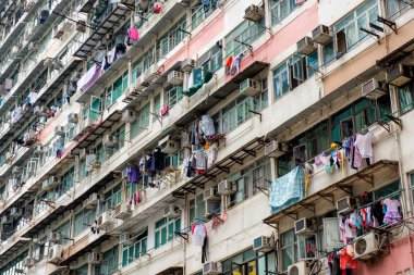 Eski apartman giyim hattı ile yaşlı windows ile bir