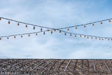 Antika ampulleri dekoratif tel üzerinde asılı