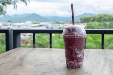 Cam ahşap masa üzerinde yaban mersini yoğurt güler yüzlü karışık