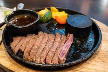 Sıcak taş tava sığır eti orta az pişmiş biftek dilimlenmiş