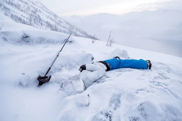 寝ている雪の尾根に死ぬ男登山 — ストック写真