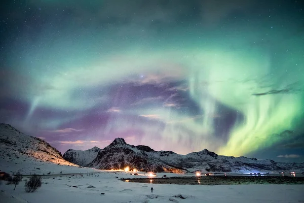 Aurora boreal (luzes do norte) explosão com estrelado na montagem — Fotografia de Stock