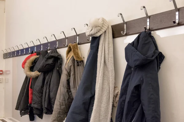 Veste d'hiver suspendue sur rack dans la salle de dépôt — Photo