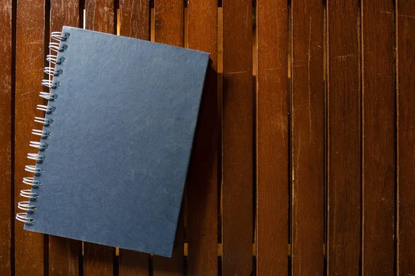 Gesloten hardcover boek op houten tafel — Stockfoto