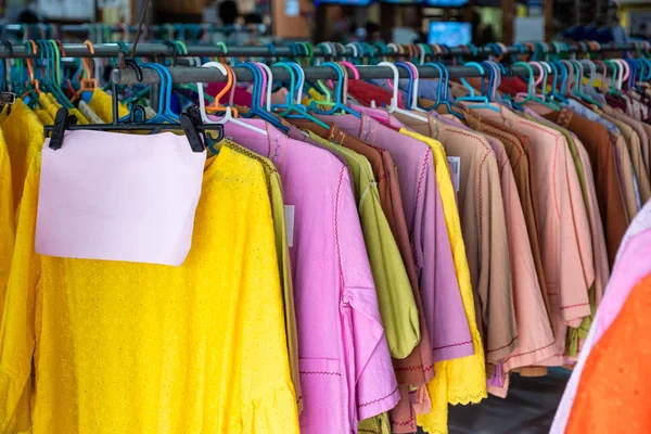 Vêtements colorés de tissu de coton suspendus sur rail en magasin — Photo