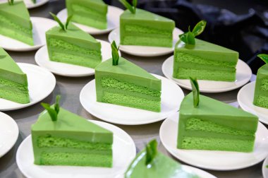 Yeşil çay matcha kek dilimleri ile yaprak
