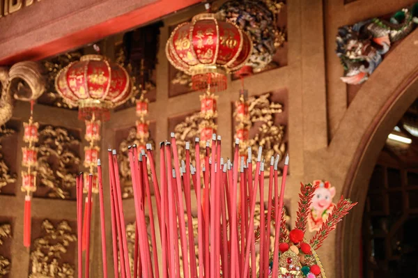 Große rote Räucherstäbchen im Tempel verbrennen — Stockfoto