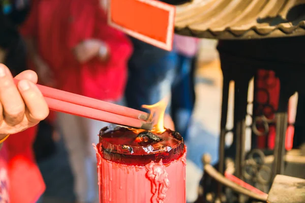 Große rote Räucherstäbchen im Tempel verbrennen — Stockfoto