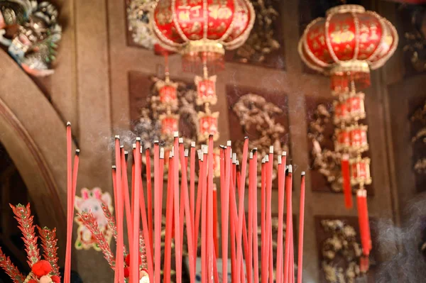 Große rote Räucherstäbchen im Tempel verbrennen — Stockfoto