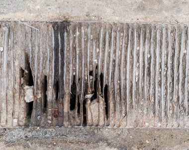 Kirli ve tıkanmış drenaj