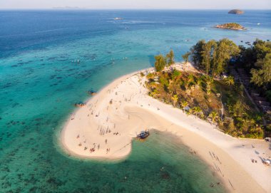 Lipe, tropikal deniz mercan kayalığı ile sahilde turistler