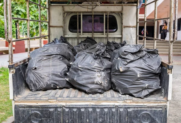 トラック上に積層された黒いゴミ袋 — ストック写真
