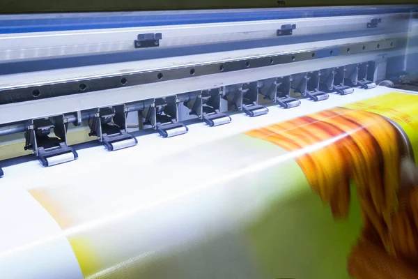 Großformatiger Tintenstrahldrucker arbeitet an Vinyl-Banner — Stockfoto