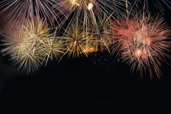 Explosion de feux d'artifice colorés dans le festival annuel — Photo