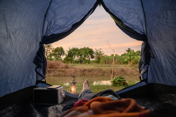 Blick aus dem Inneren des Zeltes mit Entspannung und Lagerfeuer in der Nähe des Sumpfes — Stockfoto