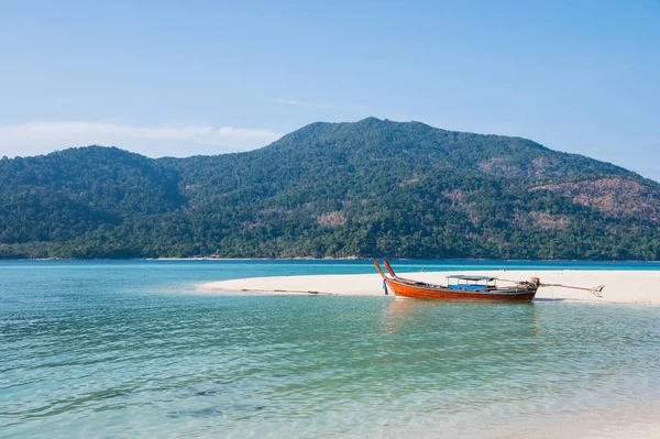 Plage de sable blanc avec bateau à longue queue en bois en mer tropicale — Photo