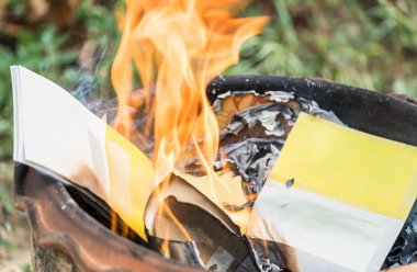 Festivalde yanan kağıt gümüş ve altın