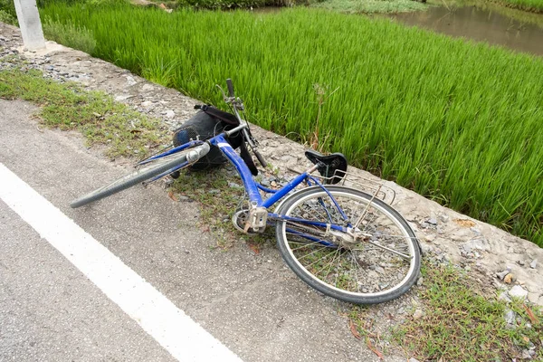 Велоавария упала на бетонную дорогу — стоковое фото