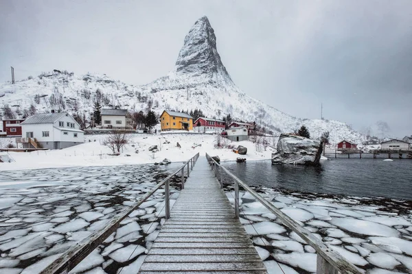 Montaña de nieve con pueblo escandinavo en la costa con madera — Foto de Stock