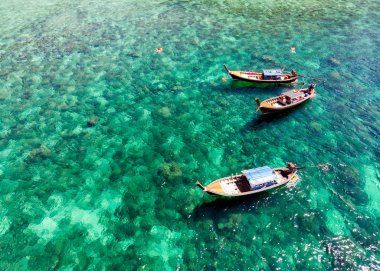 Ahşap uzun kuyruk tekne ile güzel tropik deniz