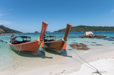 Kristal tropikal deniz üzerinde ahşap uzun kuyruk tekneler