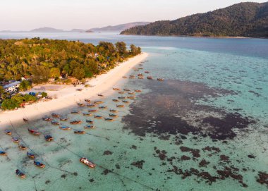 Beyaz plaj ve mercan resifi ile tropikal denizin havadan görünümü