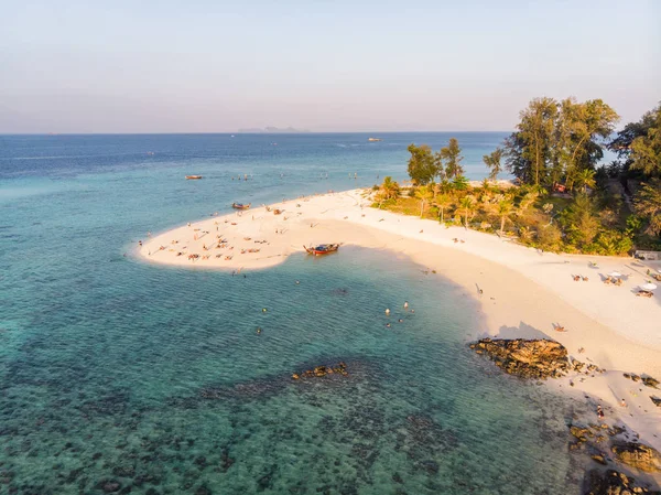 Playa blanca con arrecife de coral en el mar tropical en la isla de Lipe — Foto de Stock