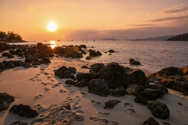 Pedras na costa ao pôr-do-sol — Fotografia de Stock