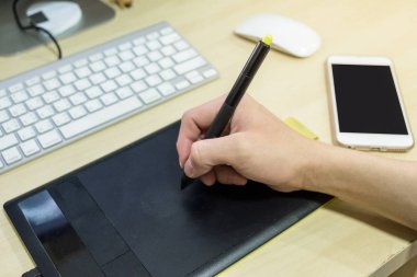 Grafik tablet ile smartphone üstünde okul sırası kullanma el