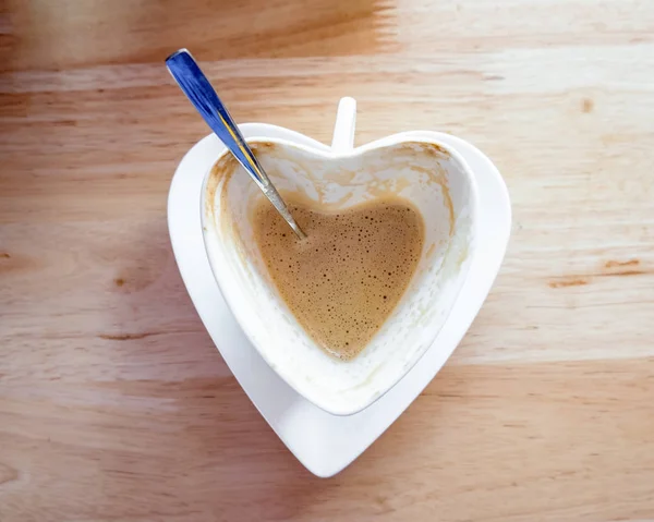 Heißer Kaffee verblassen und Löffel in weißer Herztasse — Stockfoto